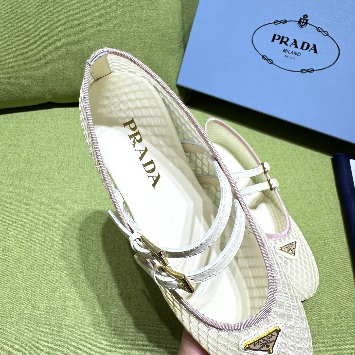 👟👟Ex-factory price 500👟👟 Prada 25ss new style for early spring🔥🔥✨ 🌟 Recommended by major bloggers in Xiaohongshu, developed 1-1 to highlight classic charm. Open molded outsole. Imported mixed breed sheep lining. These ballet flats have a feminine silhouette and classic details for a sophisticated and timeless style. The mesh fabric is reinterpreted with lace patterns, which is delicate and unique. The upper is embellished with a narrow band and an engraved logo metal buckle. Enamel-coated triangular metal logo. 5mm one-piece rubber sole, decorated with hot-stamped logo. Code number: 35 to 42 (40-42 customized, non-refundable)
